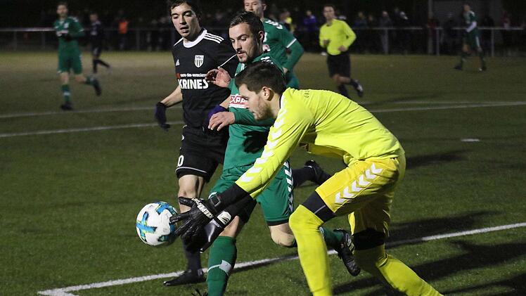 Der Großbardorfer Keeper Marcel Wehr nimmt den Ball vor dem Sander Adrian Reith (schwarzes Trikot), der das 1:1 erzielte, auf. TSV-Kapitän Manuel Leicht braucht nicht mehr einzugreifen.Ralf Naumann