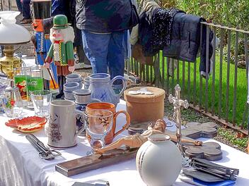 Kunst oder Krempel, Sammlerstück oder Kitsch? Die Frage können sich die Flohmarktbummler am Wochenende in Coburg stellen. Foto: Jochen Berger/CT-Archiv