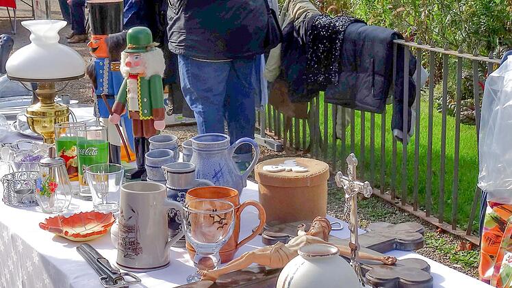 Kunst oder Krempel, Sammlerstück oder Kitsch? Die Frage können sich die Flohmarktbummler am Wochenende in Coburg stellen. Foto: Jochen Berger/CT-Archiv