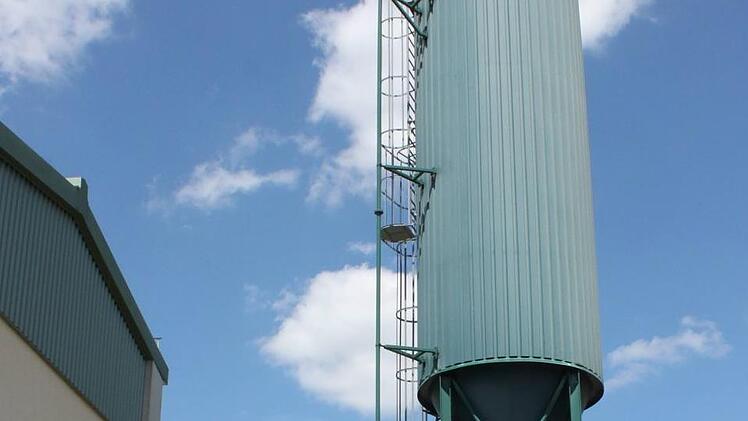 Es war einfach: In dem Silo wurde der getrocknete Klärschlamm gebunkert und von oben in ein entsprechendes Fahrzeug abgefüllt. Jetzt ist die Anlage außer Betrieb.