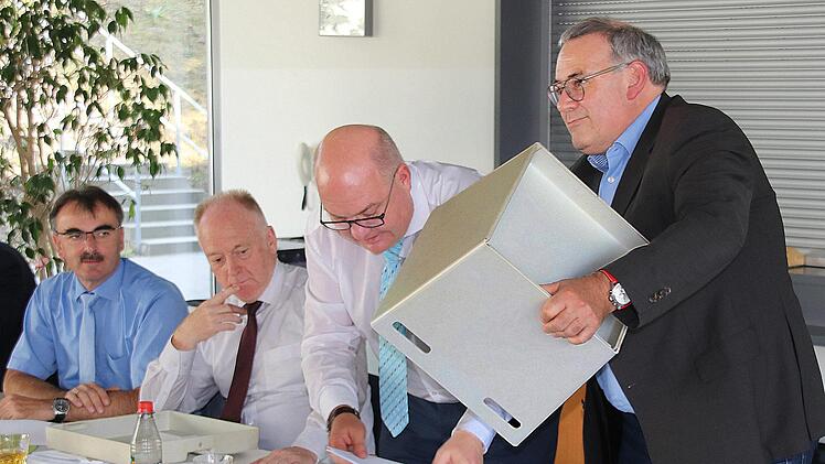 Die beiden geschäftsleitenden Beamten Stefan Funk aus Nüdlingen (rechts) und Stefan Bierdimpfl aus Münnerstadt (2. von rechts) führten die streng geheimen Wahlen für den Vorstand des Mitelschulverbandes Münnerstadt durch. Vorsitzender wurde Bürgermeister Helmut Blank (2. von links), Stellvertreter Bürgermeister Harald Hofmann (links).  Foto: Dieter Britz