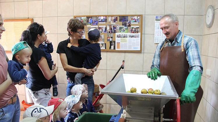 Karlheinz Federlein zeigt, welche Schritte nötig sind, um Apfelsaft frisch herzustellen.Heike Beudert