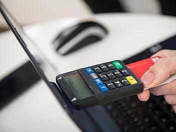 Bankkarten mit neuer Funktion: Diese Kerbe hilft bei Orientierung