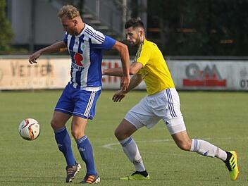 In der Vorsaison unterlag der FC Mitwitz um Marc Hofmann (gelbes Trikot) zweimal gegen die SpVgg Ebing (0:3, 0:1), bei der damals noch Fabian Funk spielte, bevor er im Sommer zum FC Lichtenfels in die Landesliga wechselte.  Foto: Lisa Hümmer