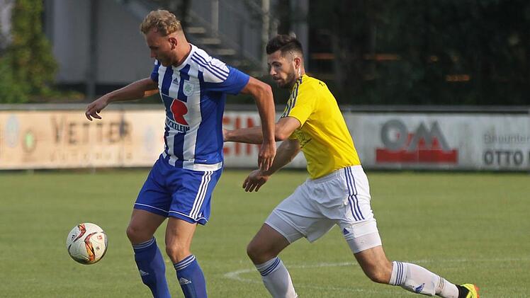In der Vorsaison unterlag der FC Mitwitz um Marc Hofmann (gelbes Trikot) zweimal gegen die SpVgg Ebing (0:3, 0:1), bei der damals noch Fabian Funk spielte, bevor er im Sommer zum FC Lichtenfels in die Landesliga wechselte.  Foto: Lisa Hümmer