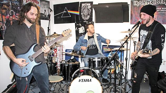 Patrick G&auml;rtner (links), Marcus Mahr (Mitte) und Peter Baierl von der Gruppe "Forced to fly" &uuml;ben in ihrem Altenkunstadter Proberaum. Am 25. Januar dreht die Band in Hausen ein Musikvideo. Foto: Stephan St&ouml;ckel