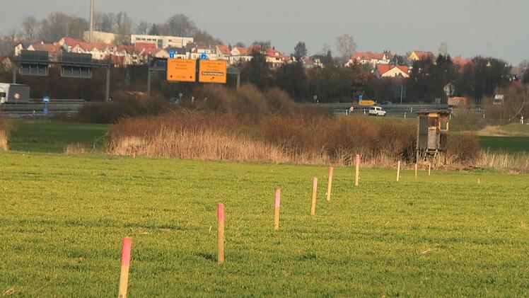 Die Umrisse für die Hallen sind mit Holzpflöcken abgesteckt. Über einen vorhabenbezogenen Bebauungsplan möchte die Firma CS_Trans die Logistikhallen  am nordöstlichen Ortsrand von Grundfeld errichten. Foto: Matthias Einwag