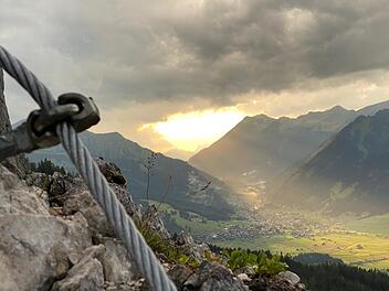 Der Hohe Steig zur Coburger Hütte wurde neu verlegt, es wurden neue Stahlseile zur Sicherung gezogen. Um hier gehen zu können, muss man trittsicher und schwindelfrei sein. Darauf weist der DAV, Sektion Coburg, hin. Foto: Thomas Apfel