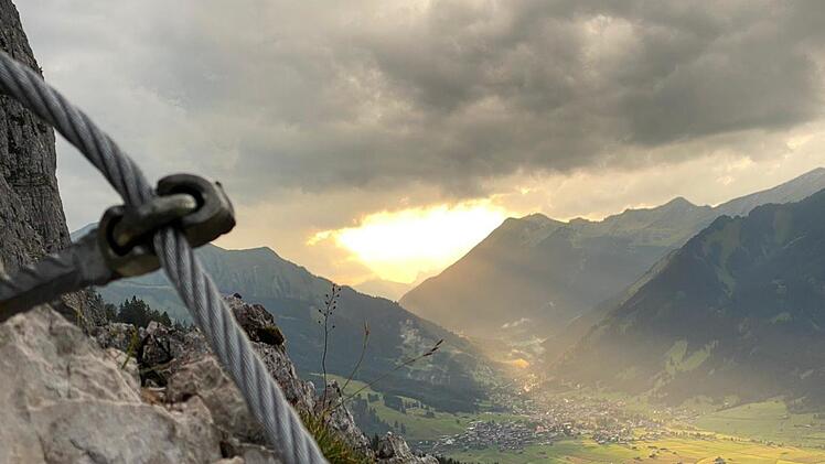 Der Hohe Steig zur Coburger Hütte wurde neu verlegt, es wurden neue Stahlseile zur Sicherung gezogen. Um hier gehen zu können, muss man trittsicher und schwindelfrei sein. Darauf weist der DAV, Sektion Coburg, hin. Foto: Thomas Apfel