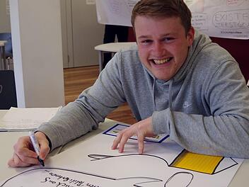Max bringt seine Meinung zur Corona-Strategie der Politik zu Papier. Foto: Heike Schülein