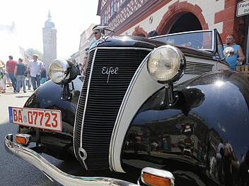 Stadtturm und Fachwerk-Rathaus sind etwas älter als dieser PS-Bolide.Foto: Matthias Hoch