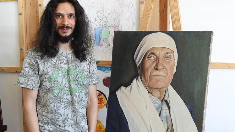 Der 28-jährige Kurde Abdullah Karaman hat in Deutschland Asyl beantragt. Bei der Künstlergruppe Weißenbrunn in Ebern darf er auch ohne Antrag und Bürokratie seinem Talent nachgehen und sich mit dem Malen von seinen schlimmen Erinnerungen an den Syrienkrieg ablenken. Foto: Johanna Eckert