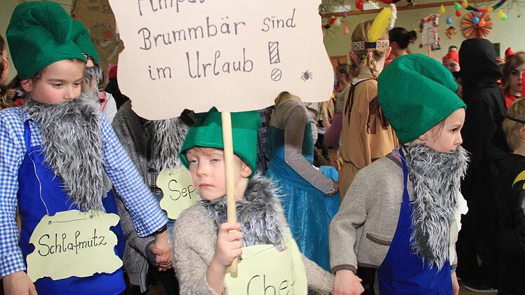Aufstellen zur Maskenprämierung. Mit ihrem Gefährt sicherten sich Anna und Katharina den ersten Platz.