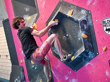 Nachdem Adam Ondra 17 Griffe und Tritte in die Kletterwand geschraubt hat, versucht er sich selbst an seinem Werk. Fotos: Ronald Rinklef