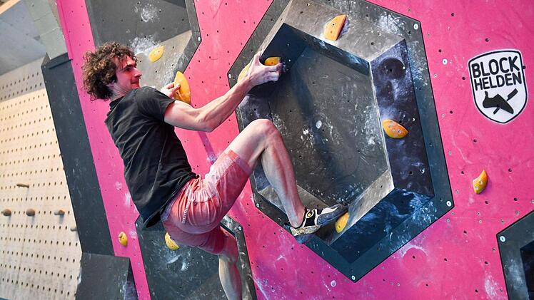 Nachdem Adam Ondra 17 Griffe und Tritte in die Kletterwand geschraubt hat, versucht er sich selbst an seinem Werk. Fotos: Ronald Rinklef