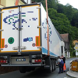 Nach Reisebus-Unfall auf A9: Lkw bleibt in Wirsberg stecken