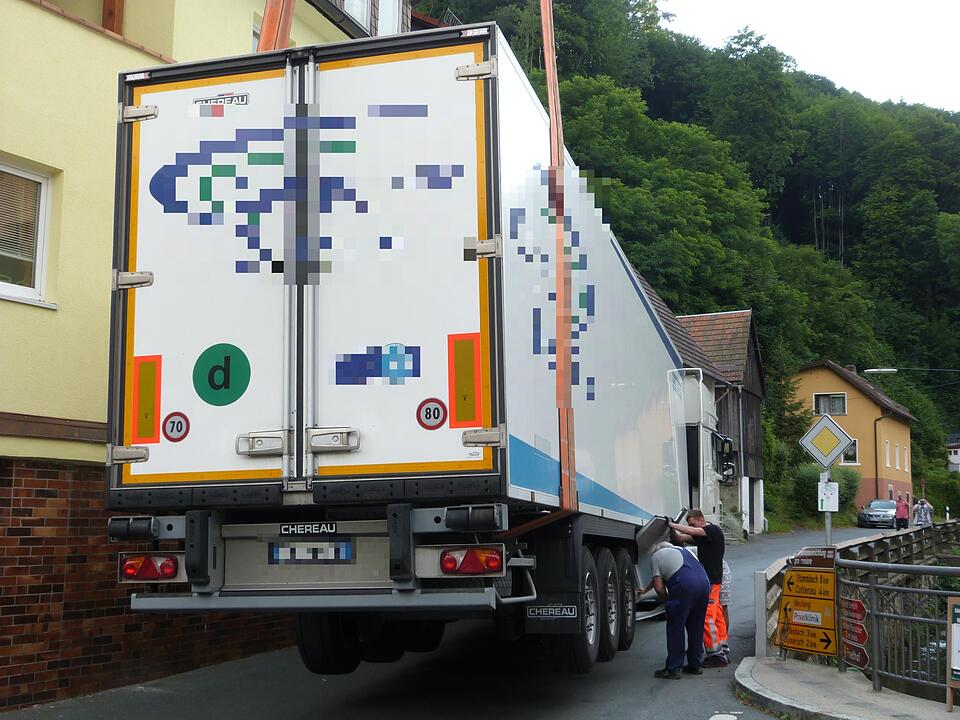 Nach Reisebus-Unfall auf A9: Lkw bleibt in Wirsberg stecken