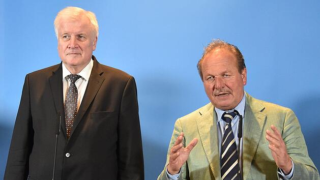 Horst Seehofer (CSU), Bundesinnenminister, und Frank Bsirske (r), verdi Vorsitzender, geben kurz nach Mitternacht die Ergebnisse der Einigung bei den Tarifverhandlungen für den öffentlichen Dienst bekannt. Foto: Bernd Settnik/dpa-Zentralbild/dpa