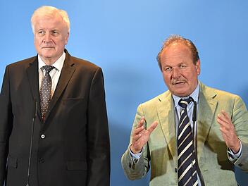 Horst Seehofer (CSU), Bundesinnenminister, und Frank Bsirske (r), verdi Vorsitzender, geben kurz nach Mitternacht die Ergebnisse der Einigung bei den Tarifverhandlungen für den öffentlichen Dienst bekannt. Foto: Bernd Settnik/dpa-Zentralbild/dpa