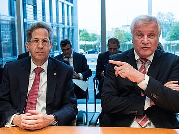 Von rechts:  Bundesminister f&uuml;r Inneres, Heimat und Bau, und Hans-Georg Maa&szlig;en, bisher Pr&auml;sident des Bundesamts f&uuml;r Verfassungsschutz (BfV), sitzen zur Beginn der Sondersitzung des Innenausschusses im Deutschen Bundestag.  Foto: Bernd von Jutrczenka/dpa