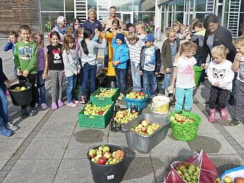 Die Grundschüler haben fleißig geerntet. Foto: Paul Pöhlmann