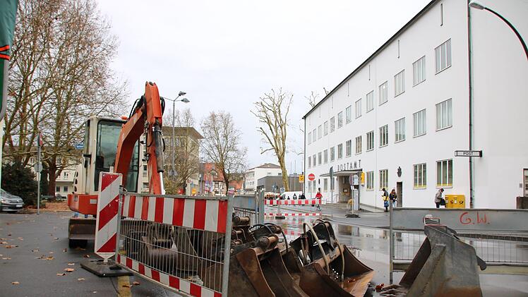 In der Münchner Straße wird eine Busbucht betoniert, deshalb ist der Abschnitt vor der Post sechs Wochen lang gesperrt. Foto: Ralf Ruppert