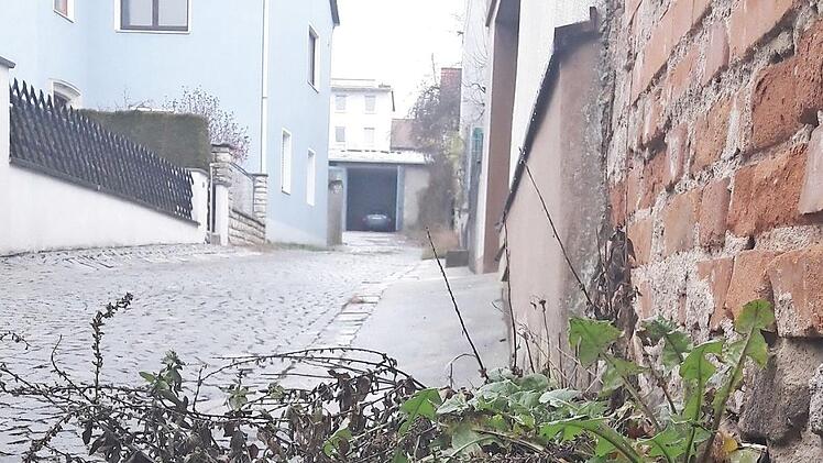An der Würzburger Straße sind Glasfaserkabel verlegt. Dieser Anschluss in einer Stichstraße wartet auf den Weiterbau.  Fotos: Bernhard Panzer