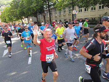 Die Baiersdorfer Krenläufer um Klaus Novak (rotes Shirt) waren beim Salzburger Marathon dabei. Fotos: privat