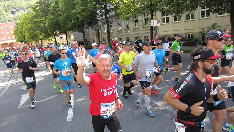 Die Baiersdorfer Krenläufer um Klaus Novak (rotes Shirt) waren beim Salzburger Marathon dabei. Fotos: privat