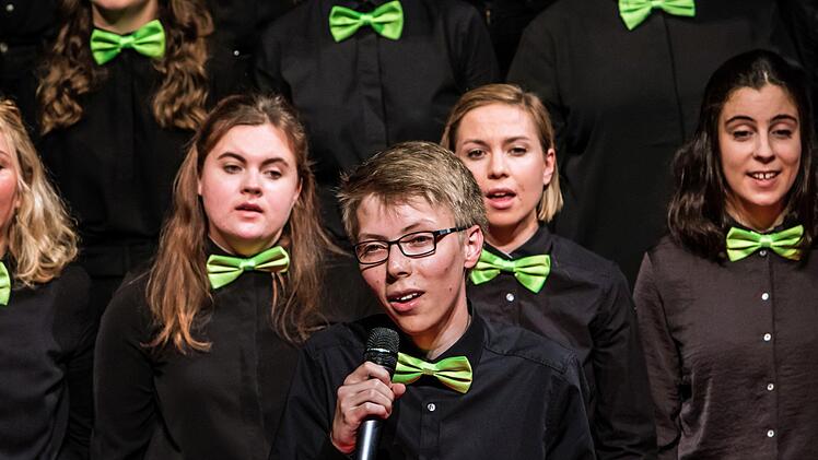 Mitreißendes Jubiläums- und Abschiedskonzert: Unter Leitung seines scheidenden Dirigenten Moritz Metzner begeisterte der Coburger Hochschulchor "Die Klangfänger" im ausverkauften Landestheater.Foto: Jochen Berger
