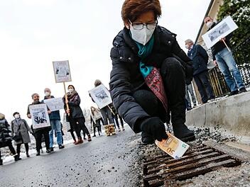 Die Anwohner der St.-Getreu-Straße wehren sich gegen Forderungen der Stadt. Sie sollen nun Erschließungsbeiträge in teilweise sechsstelliger Höhe zahlen.