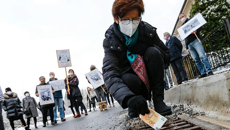 Die Anwohner der St.-Getreu-Straße wehren sich gegen Forderungen der Stadt. Sie sollen nun Erschließungsbeiträge in teilweise sechsstelliger Höhe zahlen.
