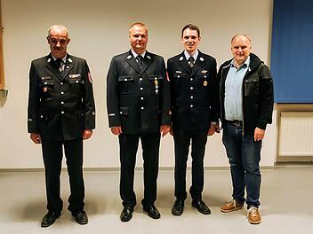 Bürgermeister Daniel Wehner (rechts) und Kreisbrandmeister Klaus Preisendörfer (von links) gratulieren den neuen Kommandanten Steffen Schade und Fabian Albert.