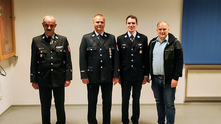 Bürgermeister Daniel Wehner (rechts) und Kreisbrandmeister Klaus Preisendörfer (von links) gratulieren den neuen Kommandanten Steffen Schade und Fabian Albert.