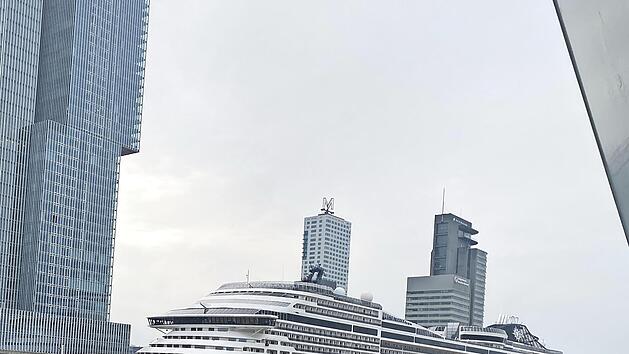 Die Sch&uuml;lerinnen und Sch&uuml;ler vor &bdquo;ihrem&ldquo; Schiff.