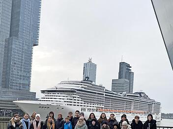 Die Schülerinnen und Schüler vor „ihrem“ Schiff.