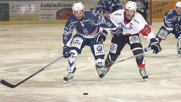 Der Lindauer Marko Miller (links) und der Haßfurter Kapitän Zoltan Revak beim Zweikampf.