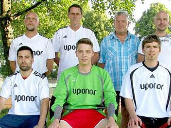 Einen neuen Anlauf für die Rückkehr in die Fußball-Bezirksliga Unterfranken unternimmt der 1. FC Haßfurt. Trainer Jochen Full und Co-Trainer Manfred Fehlbaum (hinten von links) können dazu sechs neue Spieler in ihre Mannschaft einbauen. Unten von links: Antony Jilke, Andre Schmid (eigene Jugend), Timo Stöffler (SV Hainert). Es fehlen Christian Stühler (TSV Westheim), Timmy Moser (TSV Wonfurt) und Florian Hauck (SV Sylbach). Hinten von rechts die Betreuer Frank Pommer und Robert Abrolat. Foto:...