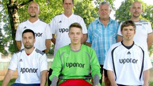 Einen neuen Anlauf für die Rückkehr in die Fußball-Bezirksliga Unterfranken unternimmt der 1. FC Haßfurt. Trainer Jochen Full und Co-Trainer Manfred Fehlbaum (hinten von links) können dazu sechs neue Spieler in ihre Mannschaft einbauen. Unten von links: Antony Jilke, Andre Schmid (eigene Jugend), Timo Stöffler (SV Hainert). Es fehlen Christian Stühler (TSV Westheim), Timmy Moser (TSV Wonfurt) und Florian Hauck (SV Sylbach). Hinten von rechts die Betreuer Frank Pommer und Robert Abrolat. Foto:...
