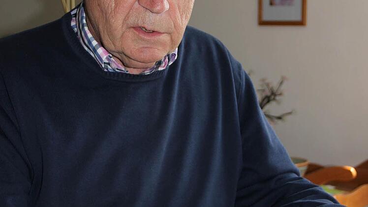 Ewald Küfner bei der Durchsicht alter Fotos. Seine Amtszeit beim Sängerbund Thurnau ist abgelaufen. Foto: Katharina Müller-Sanke