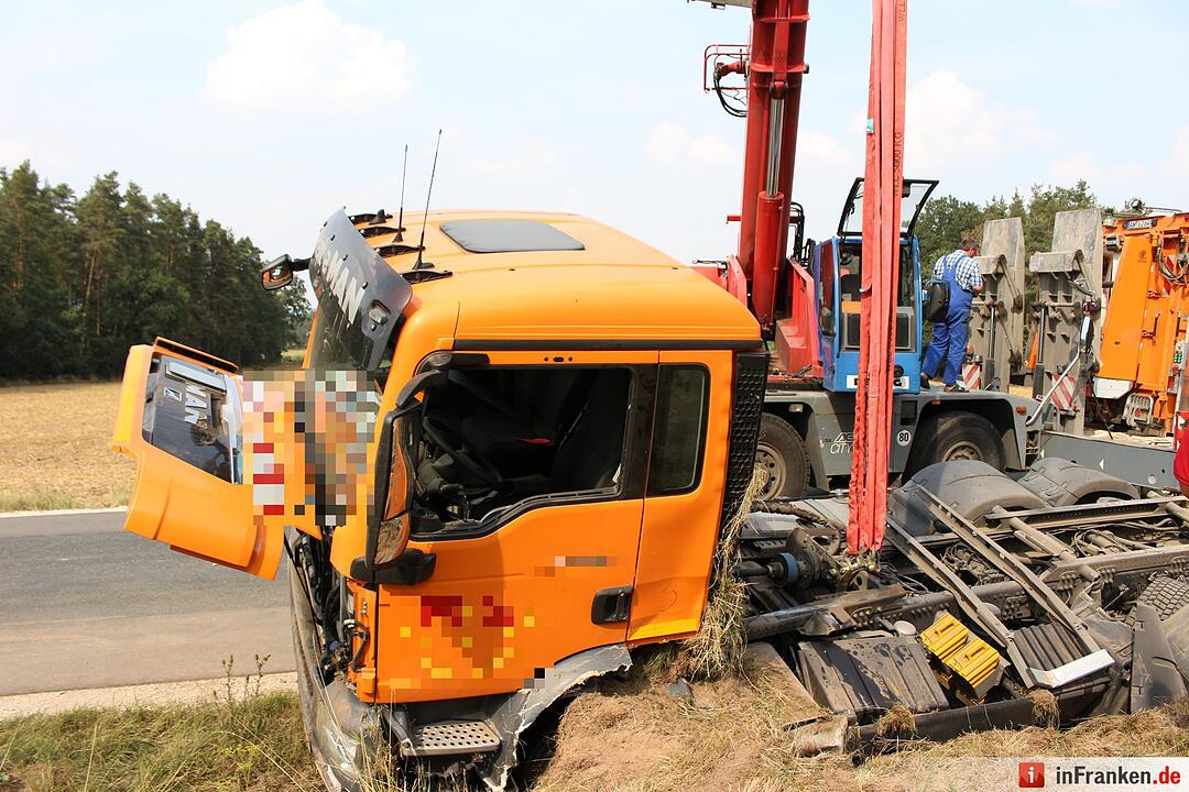 Muellabfuhr kommt von Strasse ab und landet im Graben
