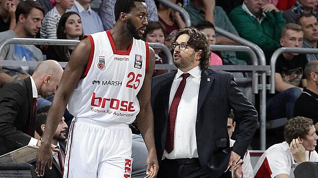 Andrea Trinchieri muss seinem Rohdiamanten Gabriel Olaseni noch viel beibringen. Doch die Zeit wollen sich die Brose Baskets nehmen.  Foto: sportpress