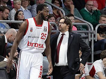 Andrea Trinchieri muss seinem Rohdiamanten Gabriel Olaseni noch viel beibringen. Doch die Zeit wollen sich die Brose Baskets nehmen.  Foto: sportpress