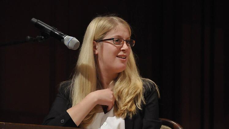 Eva Brand - die Moderatorin beim Orchestersketch. Foto: Peter Klopf