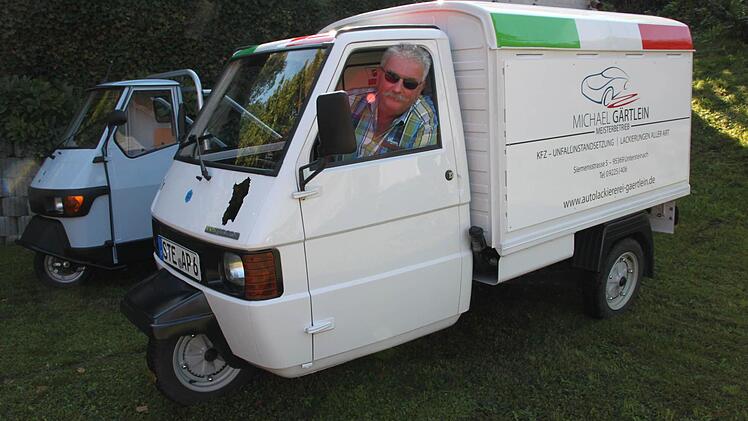 Jürgen Schug aus Mainroth in seinem "Spaßfahrzeug", einer Vespa Ape.
