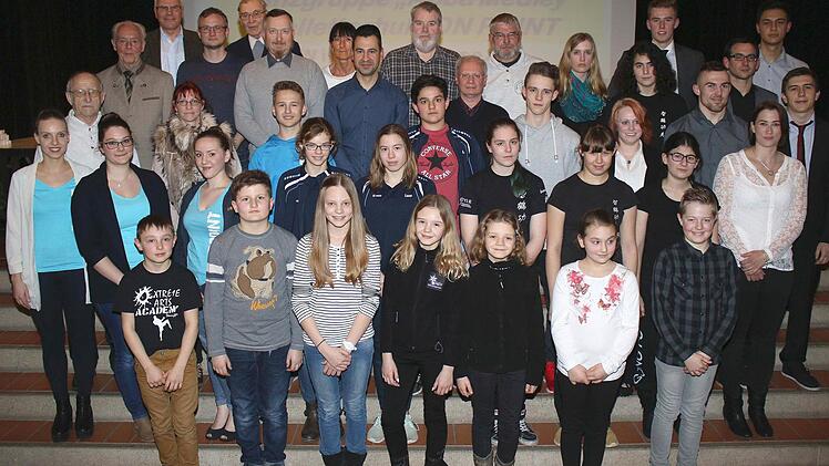 Viele unterfränkische, bayerische, deutsche und sogar Welt-Titel im Ballett, Eiskunstlauf, Gong Fu, Kickboxen, Leichtathletik, Motocross, Schießen, Schwimmen, können diese Haßfurter Sportlerinnen und Sportler vorweisen. Derweil legten Karl Kempf und Eckart Ullrich (Sylbach) vom TV Haßfurt bereits 35 beziehungsweise 20 Mal das deutsche Sportabzeichen ab. Foto: Ralf Naumann