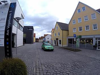 Die Steinwegstraße in Höchstadt wird ab nächster Woche erneuert. Sie erhält den selben "Look" wie die Hauptstraße. Auf den Gehsteig links kommen drei Parkplätze längs der Fahrbahn. Für die Anwohner stellt sich noch die Frage: Wer zahlt was? Foto: Christian Bauriedel