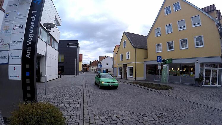 Die Steinwegstraße in Höchstadt wird ab nächster Woche erneuert. Sie erhält den selben "Look" wie die Hauptstraße. Auf den Gehsteig links kommen drei Parkplätze längs der Fahrbahn. Für die Anwohner stellt sich noch die Frage: Wer zahlt was? Foto: Christian Bauriedel