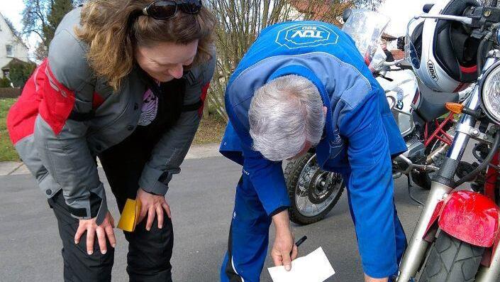 Die Übereinstimmung der für das jeweilige Fahrzeug zugelassenen Reifengrößen und -marken gehört mit zum Frühjahrs-Check auf dem Gelände der Tüv-Prüfstelle Hammelburg. Dieter Ullrich überprüft die Daten am Motorrad.  Fotos: Karlheinz Franz