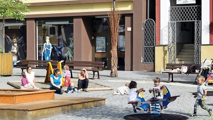 Die Spielgelegenheit auf dem Marktplatz wird gut angenommen.  Foto: Andreas Welz